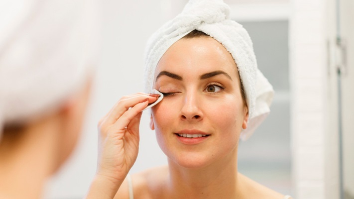 Une femme utilise un démaquillant pour son visage